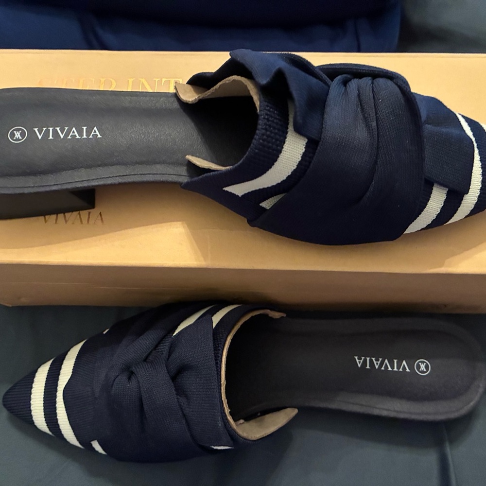 VIVAIA Navy and White Knotted Bow Mules - Picture 6 of 7